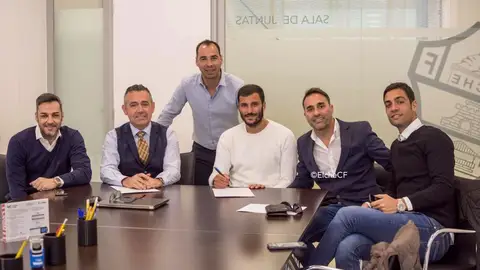 El delantero Yacine Qasmi, acompañado por el director deportivo Jorge Cordero y el presidente Diego García, y sus representantes Ricardo García (i), Curro Montoya y Raúl Sánchez (d), de RG Football. ELCHE CF