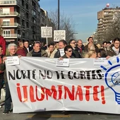 Centenares de vecinos de la zona norte de Granada protestan por los cortes de luz Centenares de vecinos de la zona norte de Granada protestan por los cortes de luz