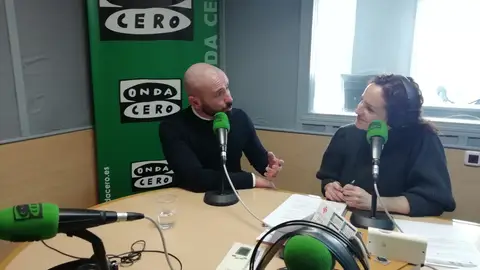 Jaime de los Santos en el estudio de Onda Cero Alcalá Entrevista al Consejero de Cultura, Turismo y Deporte con Sara infante