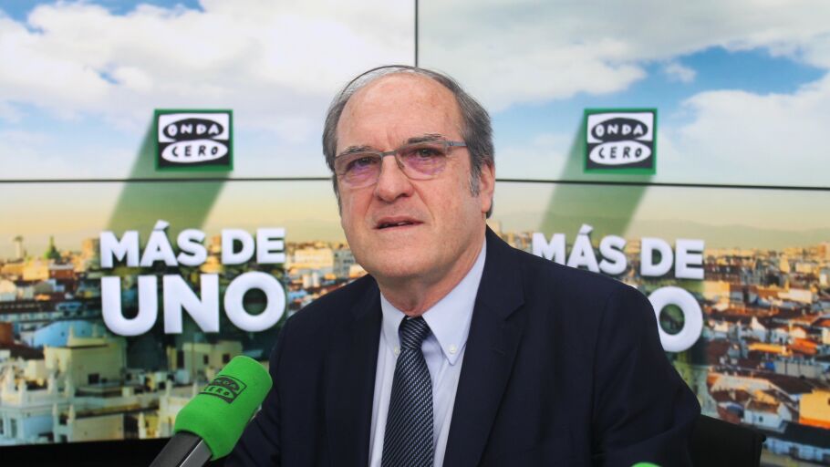 &Aacute;ngel Gabilondo durante una entrevista en Onda Cero