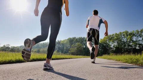 Pareja haciendo deporte Alberto Martos tiene mucho tiempo libre y sino, que se lo digan a este chico francés, que ha tenido que soportar cómo le preguntaba acerca de la ropa que llevaba para hacer deporte.