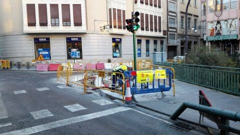 Obras en la confluencia del puente de Canalejas con la calle Alfonso XII de Elche
