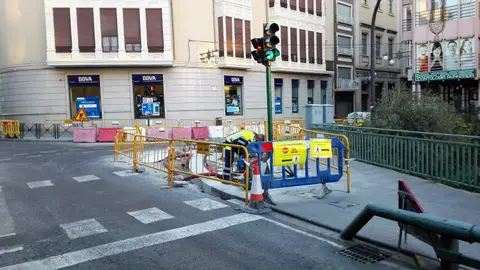 Obras en la confluencia del puente de Canalejas con la calle Alfonso XII de Elche Obras en la confluencia del puente de Canalejas con la calle Alfonso XII de Elche
