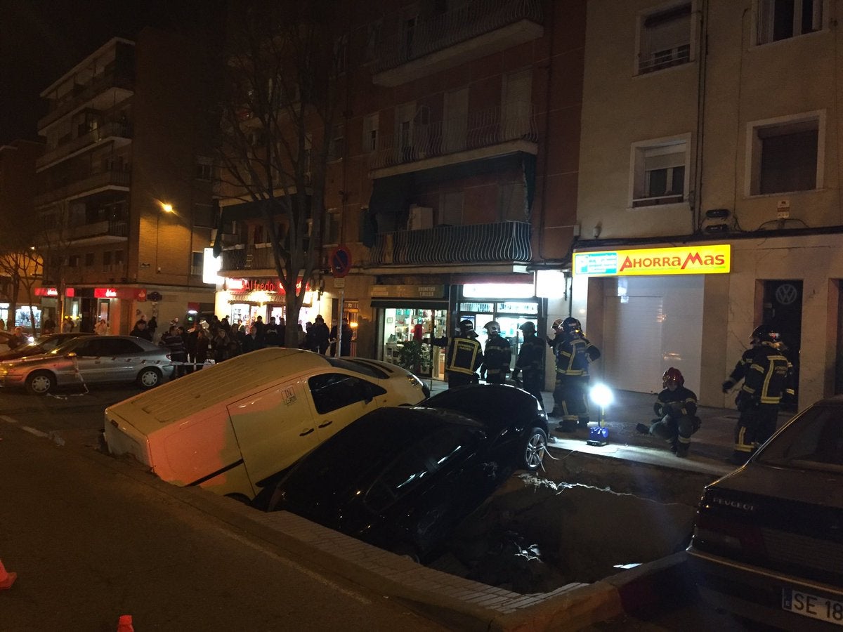 Un socavón de dos metros de profundidad engulle a dos turismos en Madrid Un socavón de dos metros de profundidad engulle a dos turismos en Madrid