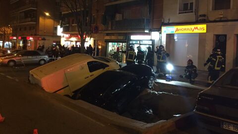 El socav&oacute;n que ha engullido a dos turismos en Madrid
