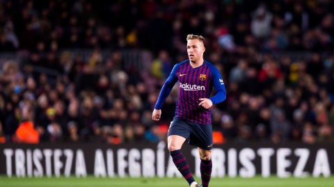 Arthur Melo controla un bal&oacute;n