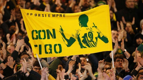 La afici&oacute;n francesa luce una pancarta en homenaje a Emiliano Sala