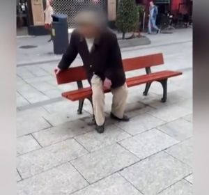 Los vecinos de Vigo increpan al anciano 'rayacoches': "Tendrías que haberte pegado una hostia con el Volvo y haberte reventado" Los vecinos de Vigo increpan al anciano 'rayacoches': "Tendrías que haberte pegado una hostia con el Volvo y haberte reventado"
