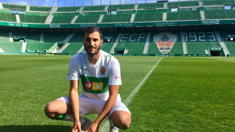 El delantero Yacine Qasmi, en el acto de presentación como nuevo jugador del Elche CF. ELCHE CF