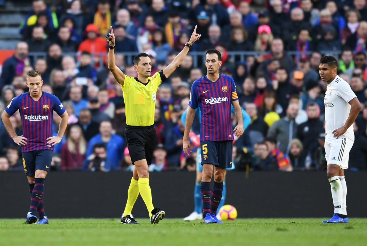 La UEFA avisa: los jugadores que pidan el VAR en Champions serán amonestados La UEFA avisa: los jugadores que pidan el VAR en Champions serán amonestados