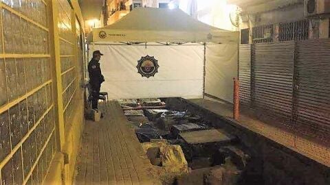 Agente de la Polic&iacute;a Local junto a los restos humanos encontrados en el Mercado Central