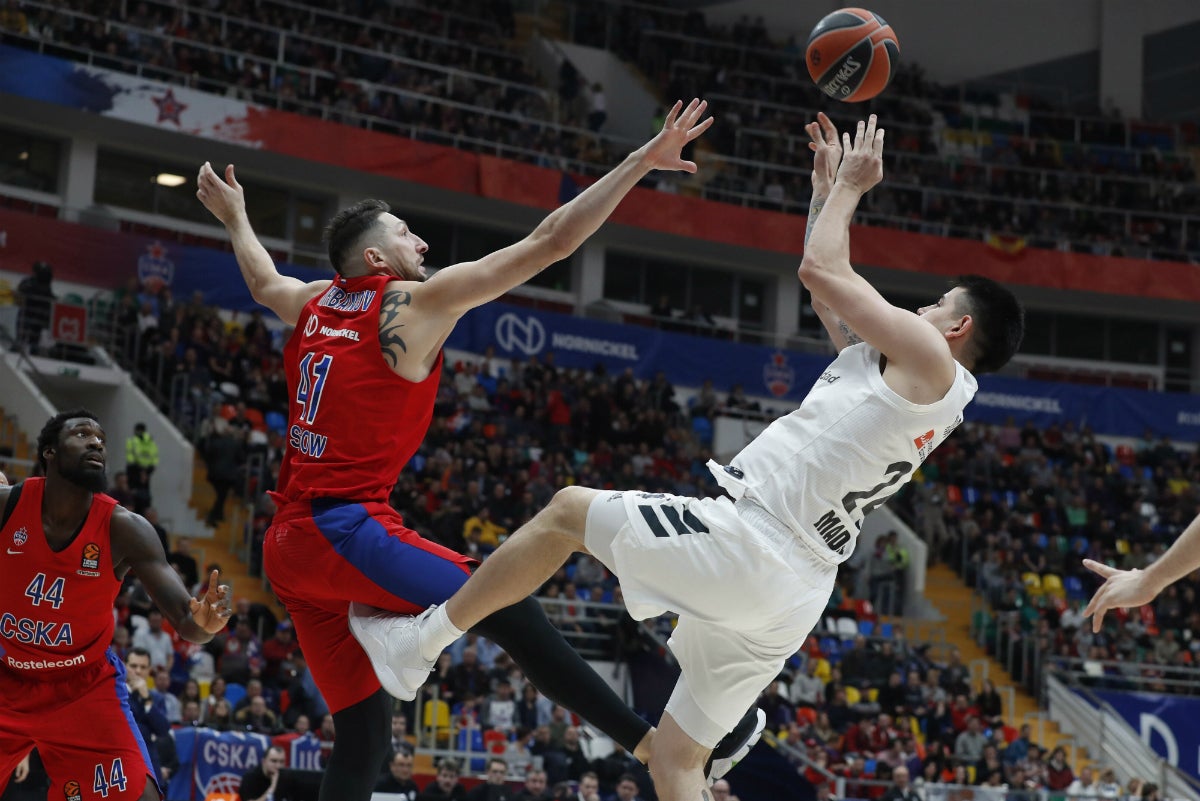 El Real Madrid cae ante el CSKA con dudosas decisiones arbitrales y pierde la segunda plaza El Real Madrid cae ante el CSKA con dudosas decisiones arbitrales y pierde la segunda plaza