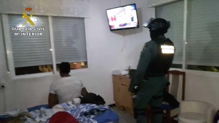 La Guardia Civil desarticula una banda especializada en el asalto de viviendas con sus moradores en el interior La Guardia Civil desarticula una banda especializada en el asalto de viviendas con sus moradores en el interior