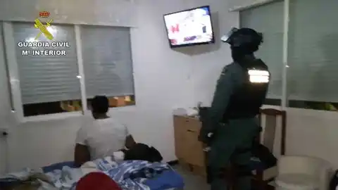 Un agente de la Guardia Civil de Alicante junto a uno de los detenidos Un agente de la Guardia Civil de Alicante junto a uno de los detenidos