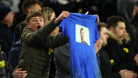 Un aficionado del Cardiff ense&ntilde;a una camiseta con la foto de Emiliano Sala