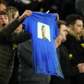 Un aficionado del Cardiff enseña una camiseta con la foto de Emiliano Sala