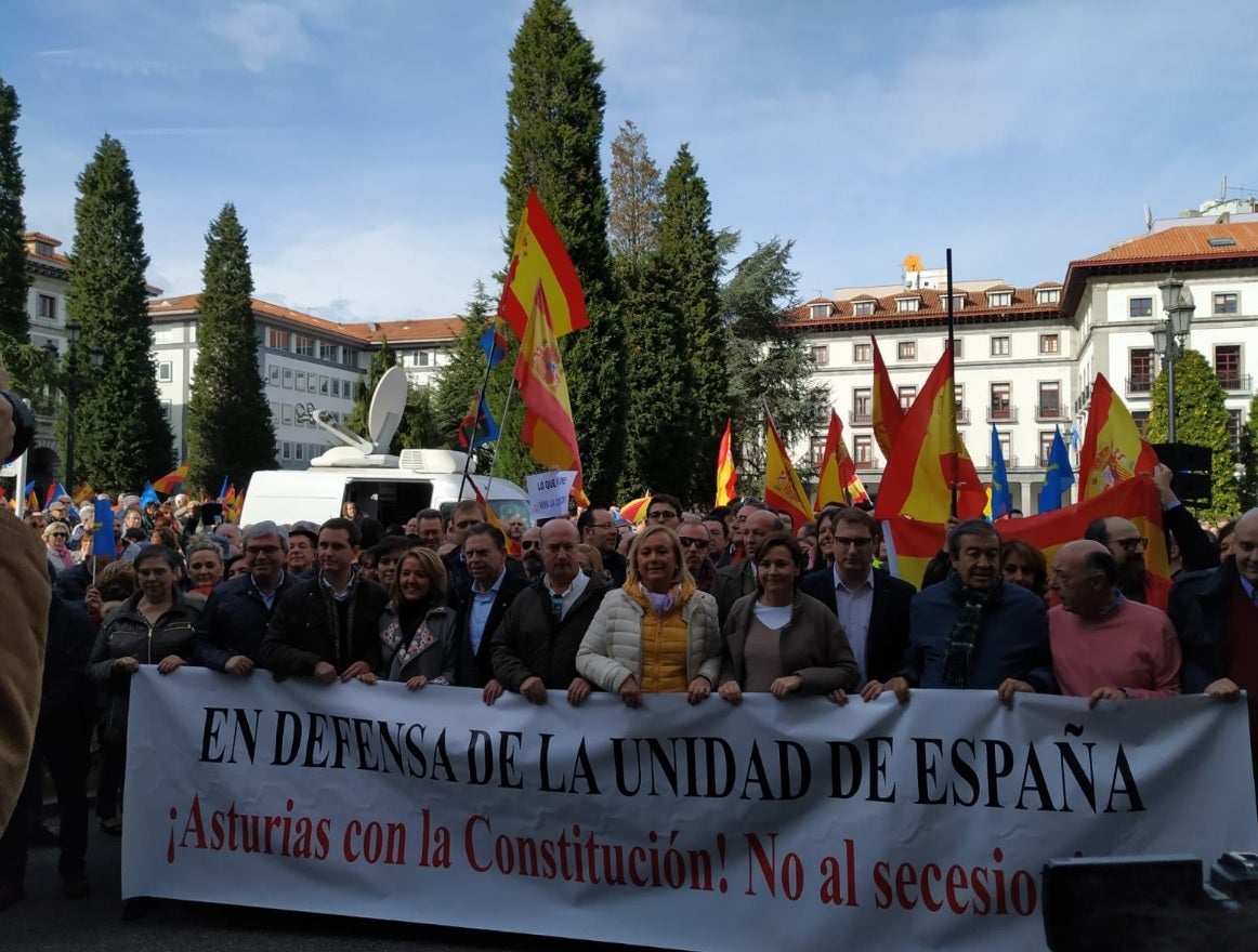 Cientos de personas salen a la calle en Oviedo para reivindicar la unidad de España Cientos de personas salen a la calle en Oviedo para reivindicar la unidad de España