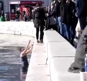 Agreden a tres jugadores serbios de waterpolo en Split y uno de ellos se tira al mar para escapar Agreden a tres jugadores serbios de waterpolo en Split y uno de ellos se tira al mar para escapar