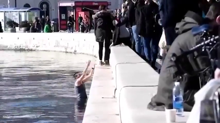 Agreden a tres jugadores serbios de waterpolo en Split y uno de ellos se tira al mar para escapar Agreden a tres jugadores serbios de waterpolo en Split y uno de ellos se tira al mar para escapar