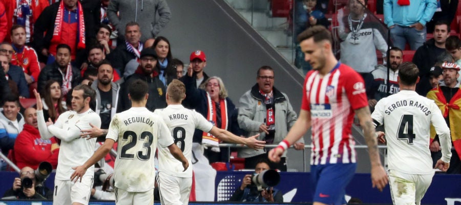 Gareth Bale hace un corte de mangas tras marcar su gol contra el Atlético de Madrid Gareth Bale hace un corte de mangas tras marcar su gol contra el Atlético de Madrid