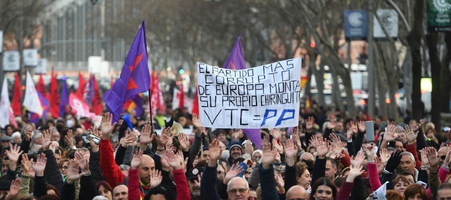 Los taxistas vuelven a manifestarse en Madrid para mostrar que van a seguir con "la lucha frente a la privatización del transporte" Los taxistas vuelven a manifestarse en Madrid para mostrar que van a seguir con "la lucha frente a la privatización del transporte"