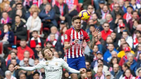 Sa&uacute;l pelea el bal&oacute;n ante Modric