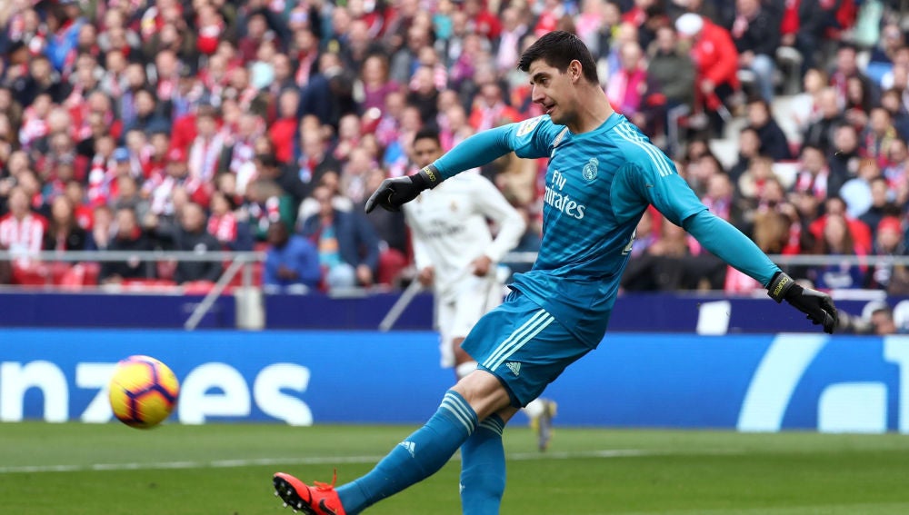 Courtois, en acción durante el partido contra el Atlético de Madrid