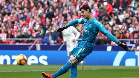 Courtois, en acci&oacute;n durante el partido contra el Atl&eacute;tico de Madrid