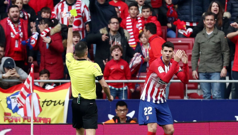 Morata, siendo amonestado
