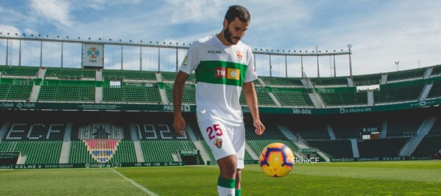 El delantero Yacine Qasmi, en su presentación como jugador del Elche CF. El delantero Yacine Qasmi, en su presentación como jugador del Elche CF.