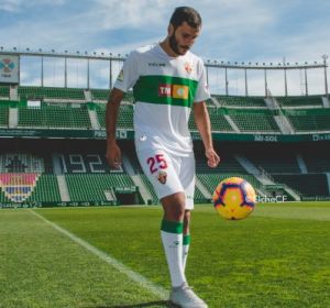 El delantero Yacine Qasmi, en su presentación como jugador del Elche CF. El delantero Yacine Qasmi, en su presentación como jugador del Elche CF.