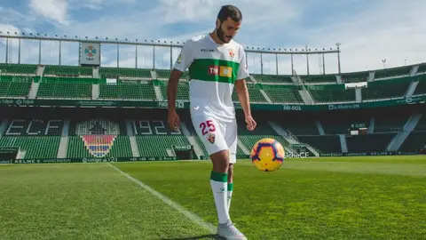 El delantero Yacine Qasmi, en su presentación como jugador del Elche CF. ELCHE CF