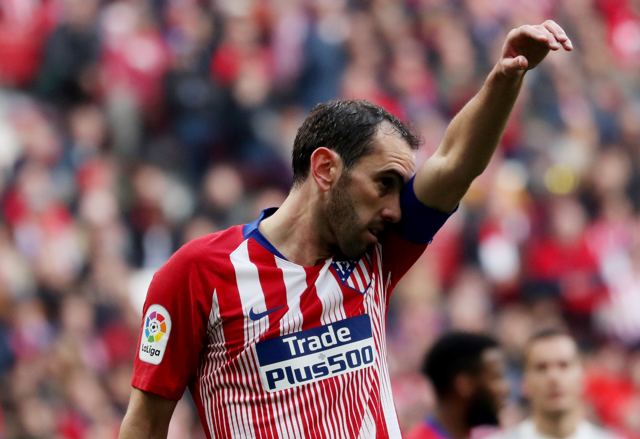 La rodilla de Godín hace dudar de Diego Godín La rodilla de Godín hace dudar de Diego Godín