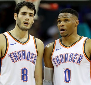 Westbrook charla con Abrines durante un partido de los Thunder Westbrook charla con Abrines durante un partido de los Thunder