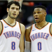 Westbrook charla con Abrines durante un partido de los Thunder Westbrook charla con Abrines durante un partido de los Thunder