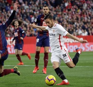 Sarabia dispara a puerta ante el Eibar Sarabia dispara a puerta ante el Eibar