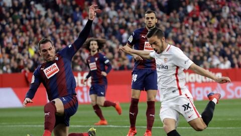 Sarabia dispara a puerta ante el Eibar