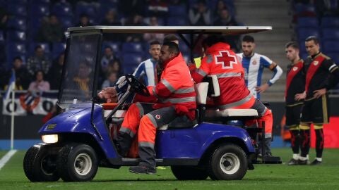 Piatti se retira en camilla del campo