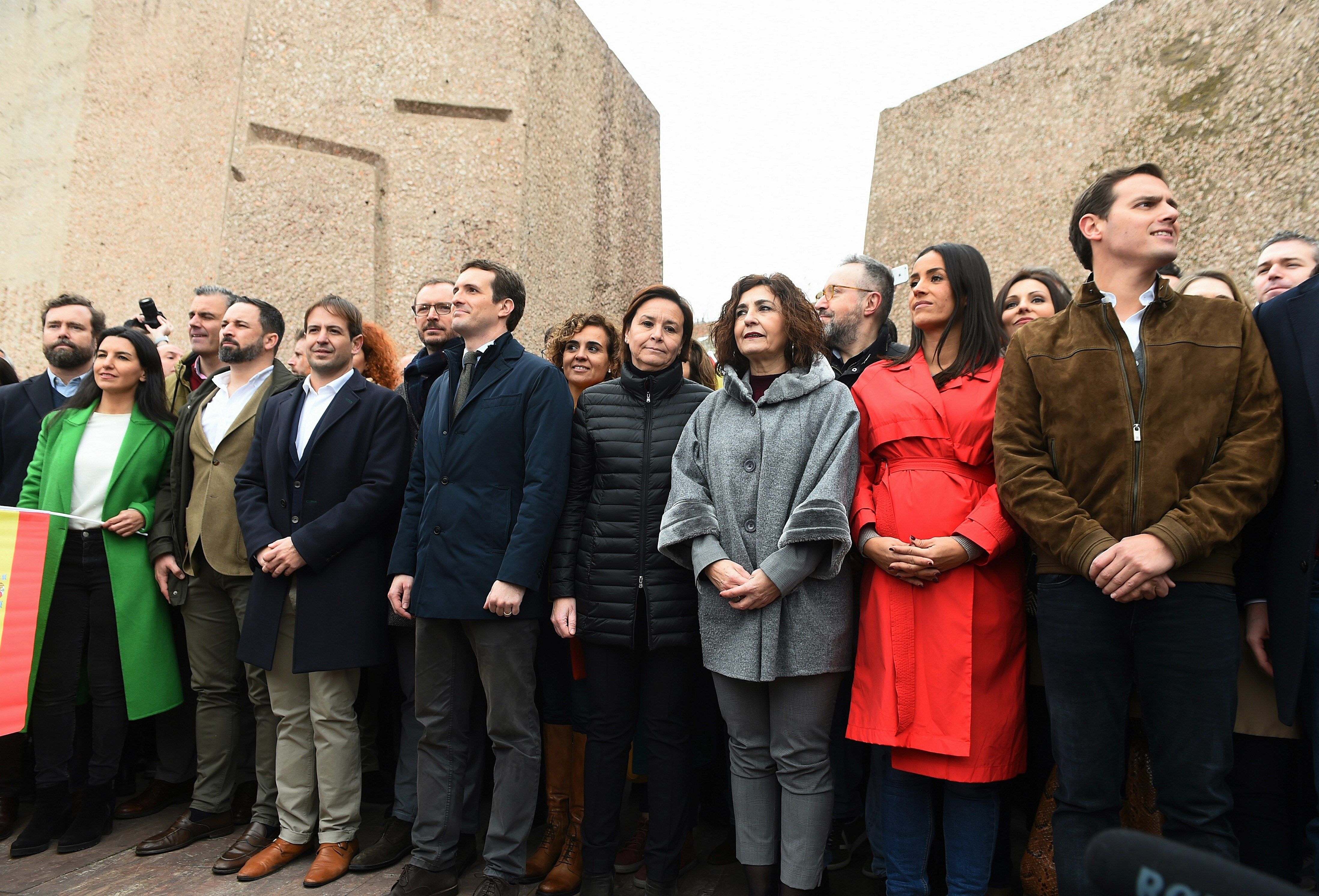 El PSOE ganaría las elecciones, pero el PP podría gobernar pactando con Ciudadanos y Vox El PSOE ganaría las elecciones, pero el PP podría gobernar pactando con Ciudadanos y Vox