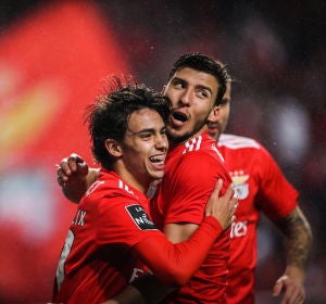Los jugadores del Benfica celebran uno de los 10 goles que le han metido al Nacional Los jugadores del Benfica celebran uno de los 10 goles que le han metido al Nacional