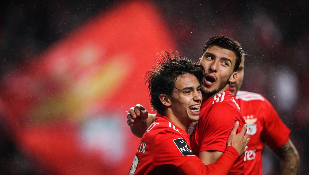 Los jugadores del Benfica celebran uno de los 10 goles que le han metido al Nacional