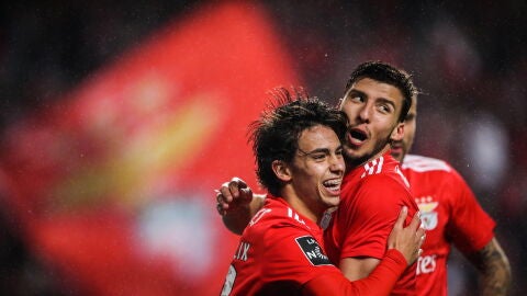 Los jugadores del Benfica celebran uno de los 10 goles que le han metido al Nacional
