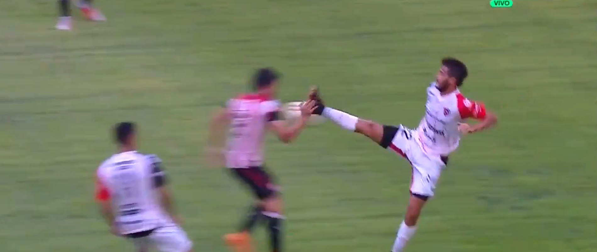Escalofriante patada voladora en el Estudiantes vs Patronato de la Superliga argentina Escalofriante patada voladora en el Estudiantes vs Patronato de la Superliga argentina