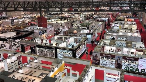 Expositores en una edici&oacute;n de la feria Micam de Mil&aacute;n (Italia).