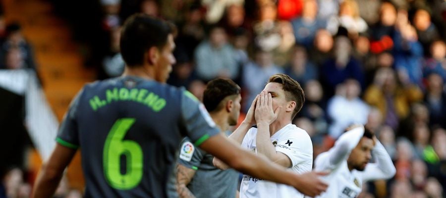 Gameiro se desespera en el partido contra la Real Sociedad Gameiro se desespera en el partido contra la Real Sociedad