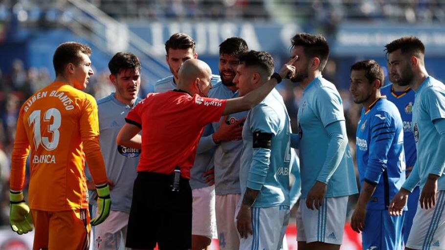 Gonz&aacute;lez Fuertes expulsa a Maxi Rodr&iacute;guez durante el Getafe - Celta
