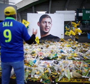 Aficionados del Nantes dejan ramos de flores en el homenaje a Emiliano Sala Aficionados del Nantes dejan ramos de flores en el homenaje a Emiliano Sala