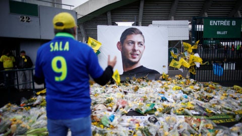 Aficionados del Nantes dejan ramos de flores en el homenaje a Emiliano Sala
