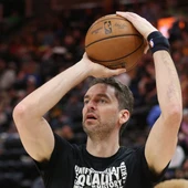 Pau Gasol tira a canasta Pau Gasol tira a canasta