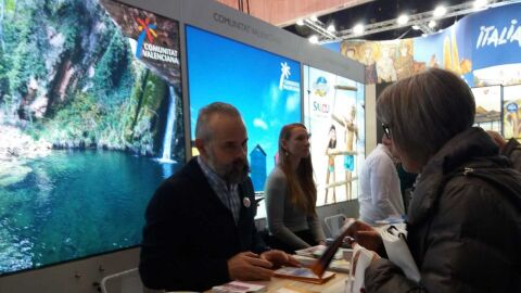 Mostrador del expositor de Visitelche en la feria Salon des Vacances de Bruselas